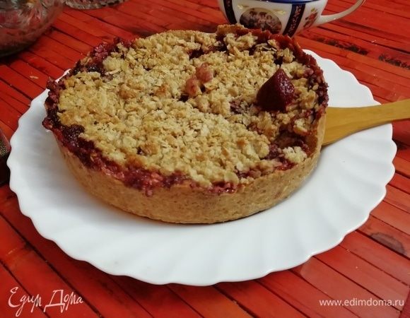 Осторожно отделите края теста от формы ножом, снимите бортики. Дайте слегка остыть пирогу, иначе начинка поплывет.