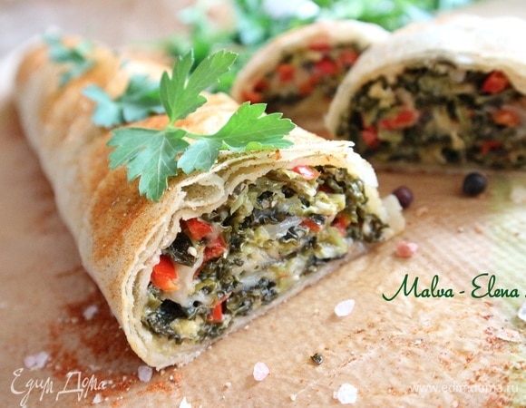 Дать минут 5 постоять в выключенной духовке. Вынуть из духовки и вместе с бумагой аккуратно переместить на рабочую поверхность. Дать остыть. Посыпать порошком сладкой паприки, белым перцем. Подавать со сметаной и зеленью в теплом состоянии.