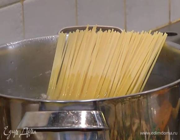 Спагетти отваривать в подсоленной воде на минуту меньше, чем указано на упаковке, затем воду слить и сохранить.