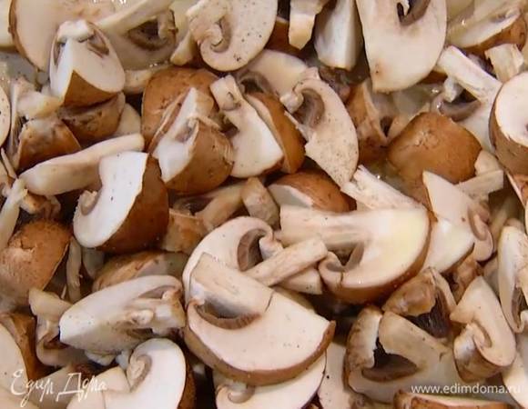 Разогреть в сковороде 1–2 ст. ложки оливкового масла, выложить грибы, слегка посолить, поперчить и перемешать.