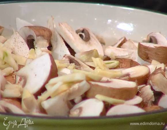 Чеснок почистить, раздавить плоской стороной ножа, нарезать небольшими дольками, выложить к грибам и перемешать.