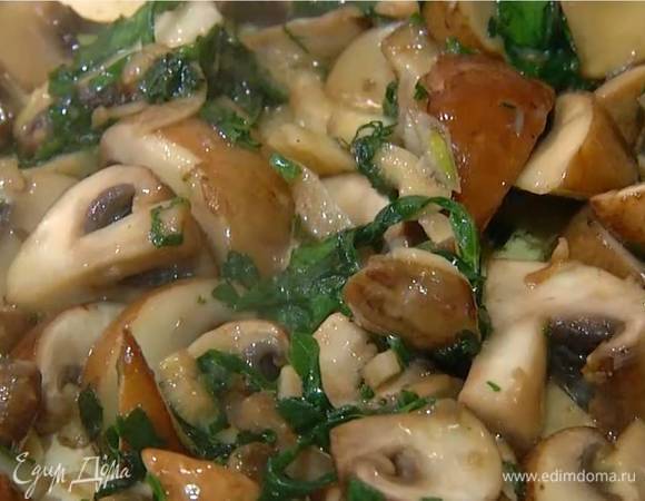 Листья петрушки нарезать не слишком мелко (немного петрушки оставить для украшения), добавить к грибам, перемешать и обжаривать 5 минут, чтобы лишняя жидкость выпарилась.