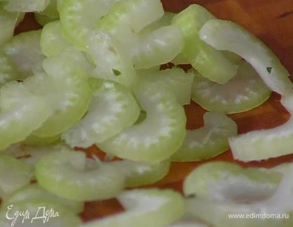 Стебель сельдерея тонко порезать.