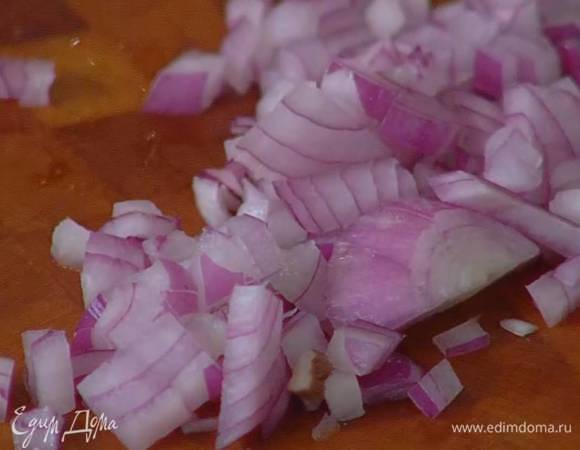 Лук почистить и мелко порубить.
