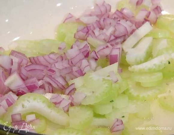 Разогреть в отдельной сковороде 1 ст. ложку оливкового масла и выложить сельдерей и лук.