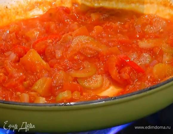 Перец чили нарезать тонкими колечками, добавить к овощам, перемешать и обжаривать, пока лук не станет прозрачным, затем добавить помидоры в собственном соку, посолить и тушить, пока соус не загустеет.