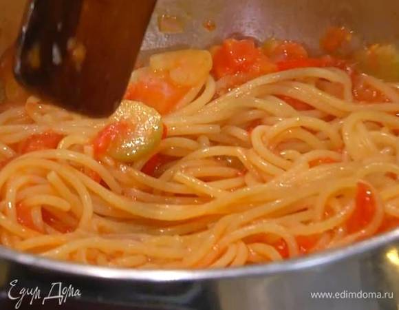 В кастрюлю с макаронами добавить овощной соус, влить немного воды, в которой варились спагетти, поместить кастрюлю на огонь и все немного прогреть.