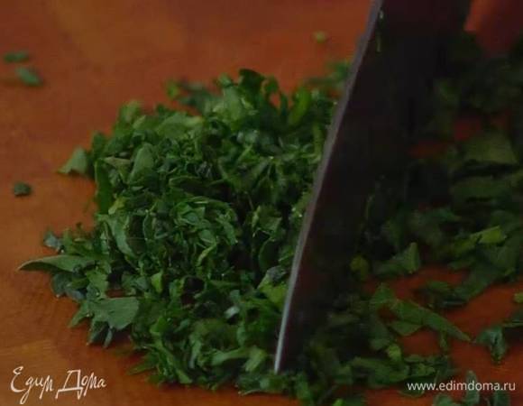 Оставшуюся петрушку мелко порубить.