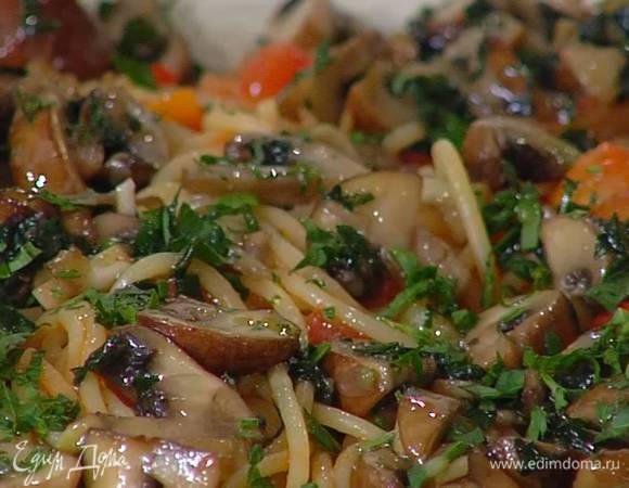 Выложить на блюдо, сверху поместить обжаренные грибы, посыпать все измельченной петрушкой и сбрызнуть оливковым маслом Extra Virgin.