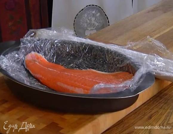 Форму выстелить пищевой пленкой и выложить рыбу.