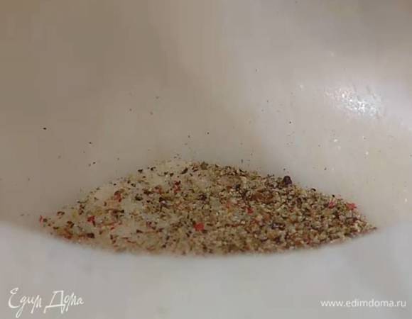 Сахар перемешать с солью и перцем, половиной этой смеси посыпать рыбу.