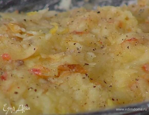 Яблоки с кожурой натереть на крупной терке, выложить на рыбу и плотно прижать, затем посыпать оставшимся сахаром со специями и полить виски.