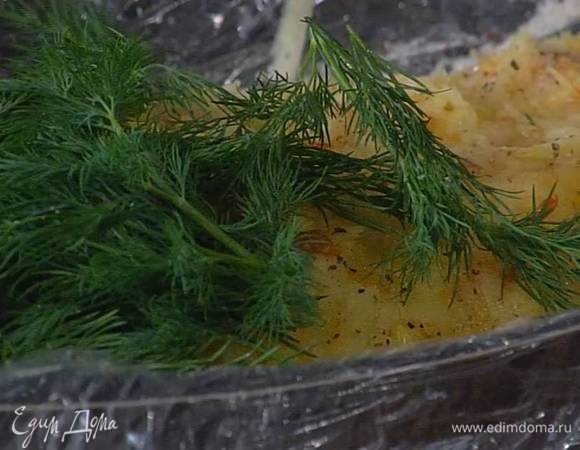 Укроп, срезав грубые стебли, выложить сверху на рыбу с яблоками.