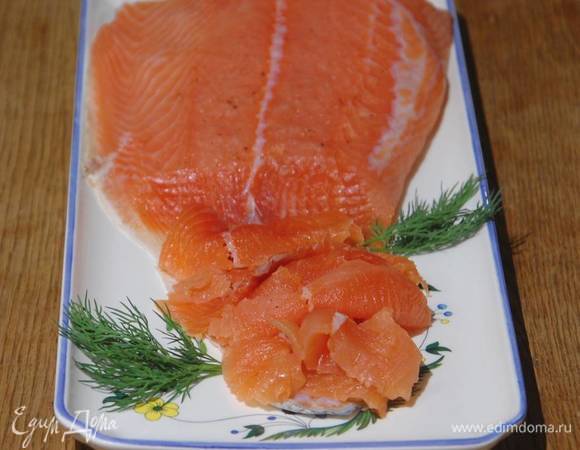 Затянуть форму пищевой фольгой, поместить сверху груз и оставить при комнатной температуре на 3 часа, затем вынуть рыбу из маринада, промокнуть бумажным полотенцем и отправить в холодильник.