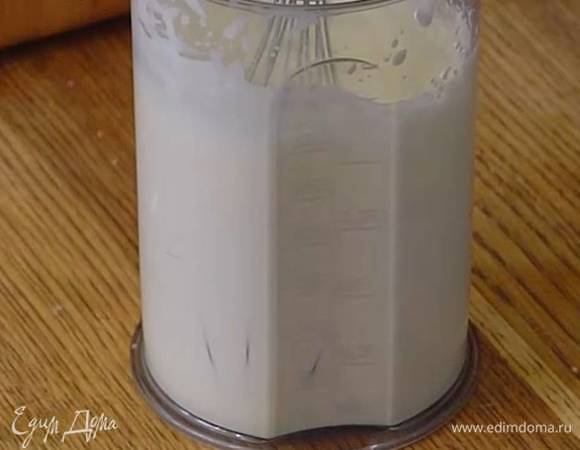 Сливки взбить блендером с насадкой-венчиком в густую, плотную массу.