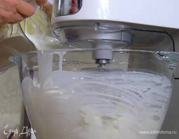 Мороженое вынуть из морозильника и дать ему постоять минут 15 при комнатной температуре, затем поместить в комбайн и, вымешивая на низкой скорости, небольшими порциями добавлять взбитые сливки.