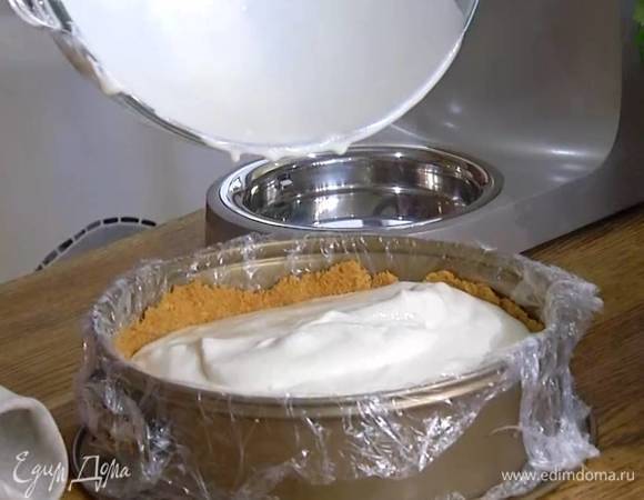 В форму с охлажденным коржом выложить взбитое мороженое со сливками, разровнять и вернуть в морозильник на 40 минут, максимум на час.