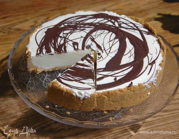 Шоколад растопить на водяной бане, украсить им торт и отправить в морозильник еще на 10 минут, чтобы шоколад застыл.