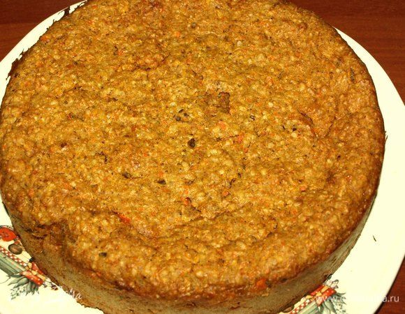 Готовый пирог достать из духовки. Даем остыть ему, не вынимая из формы.