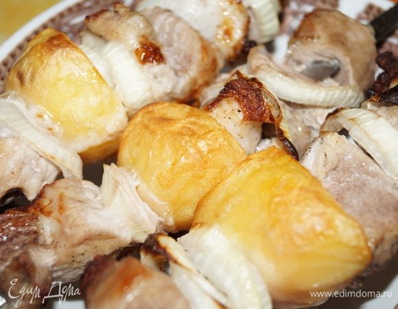 Свинину с жирком (грудинку можно, окорок, шейку) режем на средние кусочки, заливаем ее маринадом (вода, уксус (вместо уксуса можно положить майонез), соль, перец, лук и оставляем мариноваться часов на 5-6. Чем больше, тем лучше, я мариную на ночь. Можно оставлять в кухне на столе, закрыв крышкой.