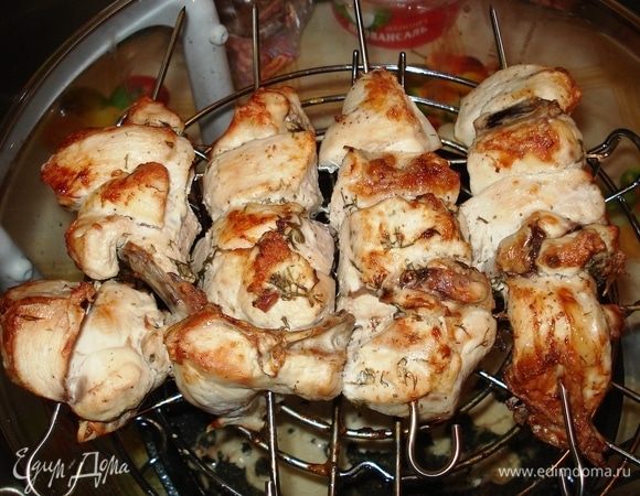 Если у вас нет этих электроприборов, мясо с луком можно пожарить на сковороде, порезав туда помидоры и картофель, свинина будет такая же нежная и сочная.