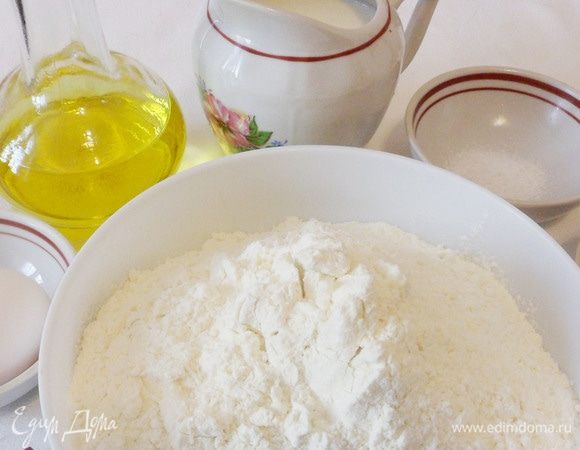 Продукты, необходимые для приготовления дрожжевого теста: мука, молоко, дрожжи, растительное масло, яйцо, соль и сахар.