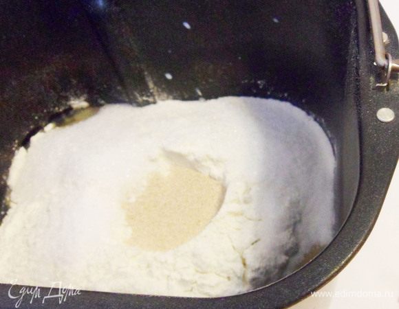 Я готовлю тесто в хлебопечке. Продукты необходимо загружать по инструкции к хлебопечке. В моей сначала загружаются жидкие продукты, затем все сухие. Режим «Cвежее тесто».