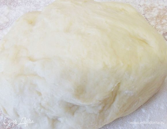 Выложить готовое тесто на посыпанный мукой стол.