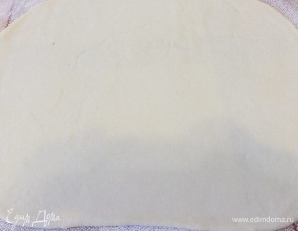 Тесто обмять, раскатать в овальную лепешку толщиной 5 мм.