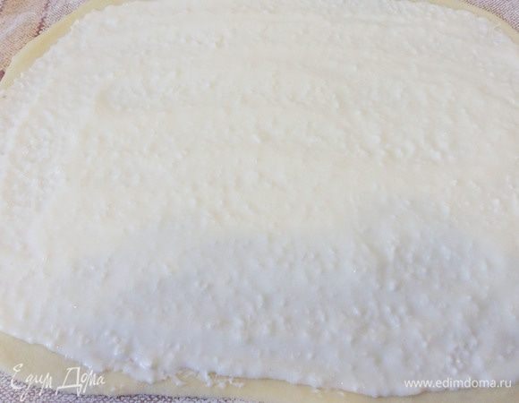 Аккуратно распределить кокосово-творожную начинку.