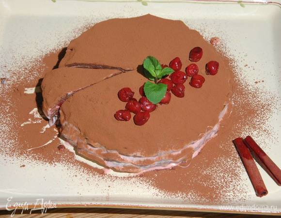 Готовый торт посыпать какао, украсить оставшейся вишней и веточкой мяты.