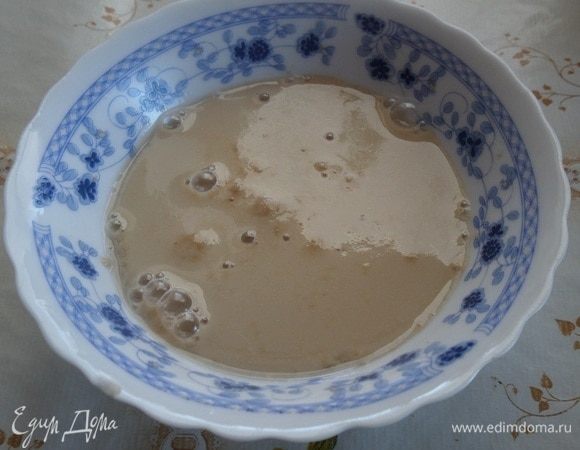 Подготавливаем продукты. В чашку выкладываем сахар и добавляем дрожжи. Вливаем теплую воду. Перемешиваем. Оставляем на 3–5 минут.