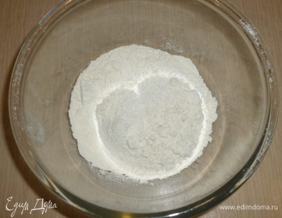 Рецепт рассчитан на форму 20 см. 1 стакан — 250 мл. Блины. В большую миску просеять муку, добавить сахар и щепотку соли. Сделать углубление.