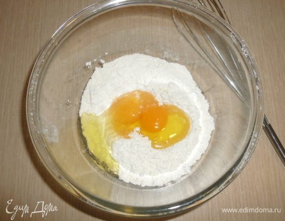 Разбить в него яйца и взбить их венчиком.