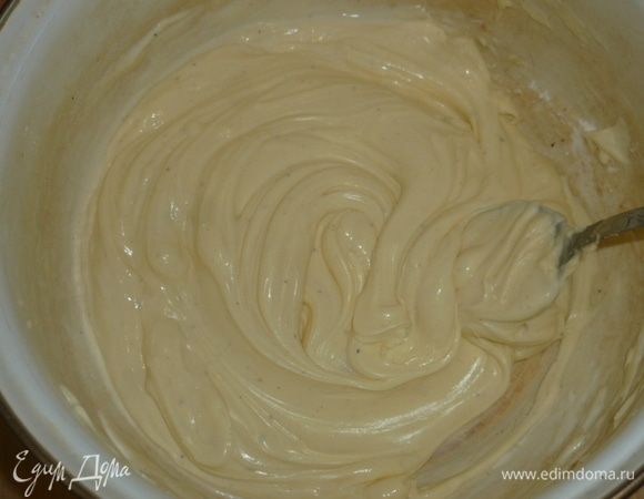 Для крема маскарпоне предварительно достать из холодильника, чтоб он немного размягчился. В большой миске смешать маскарпоне, сливки и сахарную пудру (если любите послаще, можно добавить и 150 г пудры). Должен получиться довольно жидкий крем консистенции сметаны, чтобы его легко было намазывать на блинчики тонким слоем.