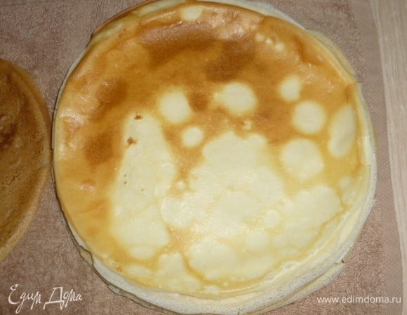 Когда все блинчики пожарены, займемся сборкой торта.