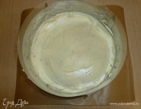 Верх заканчиваем блинчиком и смазываем кремом. Торт убрать часа на 2 в холодильник.