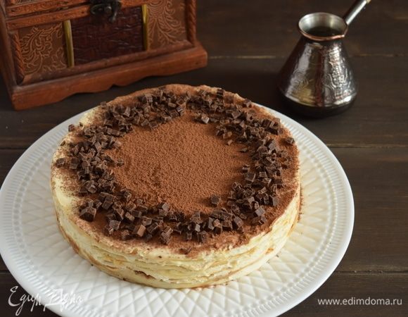 Нарубить шоколад. С торта снять бортики, посыпать какао (используя ситечко), украсить кусочками шоколада. Сварите чашечку кофе и наслаждайтесь!