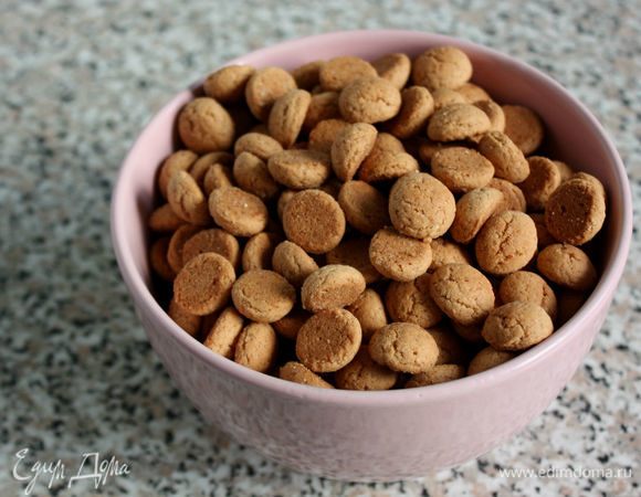 Имбирное печенье должно быть с корицей. Разогреть духовку до 165°С.