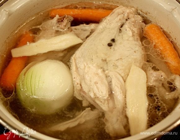 Куриный бульон сварить заранее, остудить и снять с него жир.
