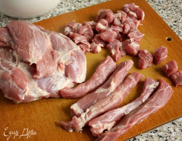 Желательно использовать постную свиную лопатку, но все равно очистить от фасций и лишнего жира, нарезать кусочками по 1,5 см. 