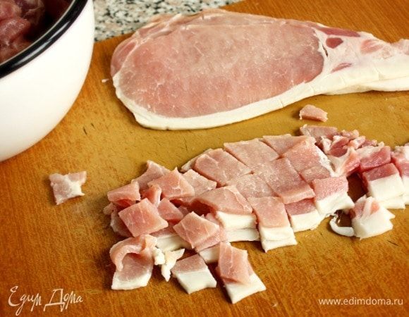 Бекон нарезать помельче.