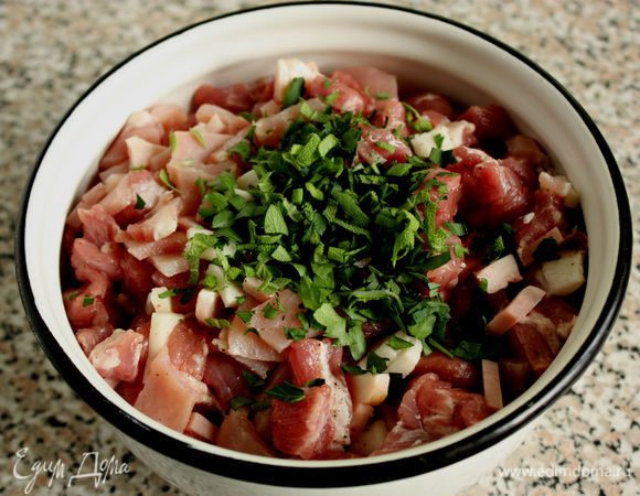 У тимьяна использовать только листочки. Петрушку и шалфей мелко порубить.
Смешать все ингредиенты начинки и убрать в холодильник.
Разогреть духовку до 180⁰С.