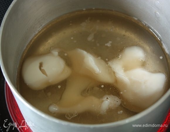 В кастрюльку налить воду, добавить 0,5 ч. л. соли, смалец, довести до кипения и снять с огня.
