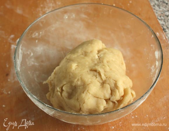 Переложить тесто на слегка присыпанную мукой рабочую поверхность и месить до гладкой консистенции. Не допускать остывания теста, т.к. оно станет ломким и будет крошиться.