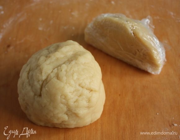 Отрезать 1/4 часть теста для крышки пирога и обернуть пищевой пленкой. 