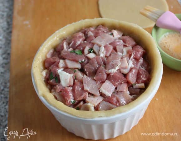 Яйцо взбить и смазать им внутреннюю часть теста над начинкой. 