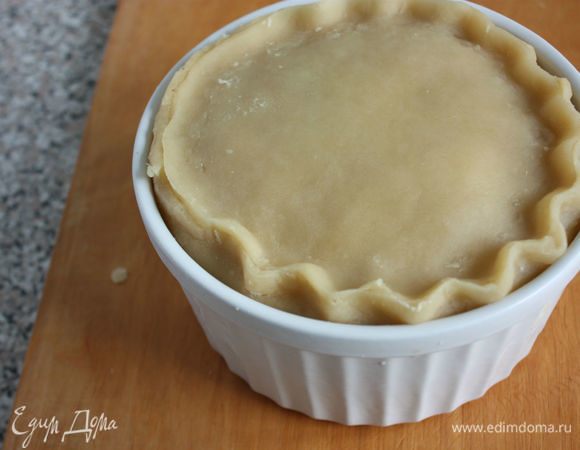 Положить сверху подготовленную крышку, плотно соединить пласты теста, излишки срезать и сформировать красивый бортик пирога.