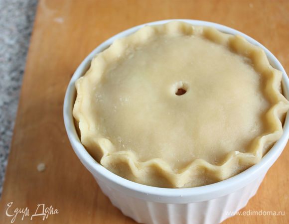 В центре крышки сделать отверстие и смазать ее яйцом.
Выпекать 30 минут при температуре 180⁰С, затем  снизить температуру до 160⁰С и выпекать еще 1 ч. 45 мин. Верх пирога должен быть золотисто-коричневым.
Перенести пирог из духовки на решетку, остудить и вынуть из формы.