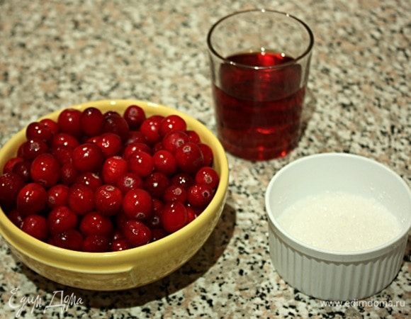 В хересе растворить сахар, поставить на огонь и довести до кипения.
